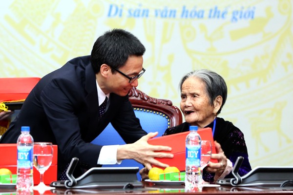 Deputy Prime Minister Vu Duc Dam receives revolutionary contributors in Dai Loc district - ảnh 1